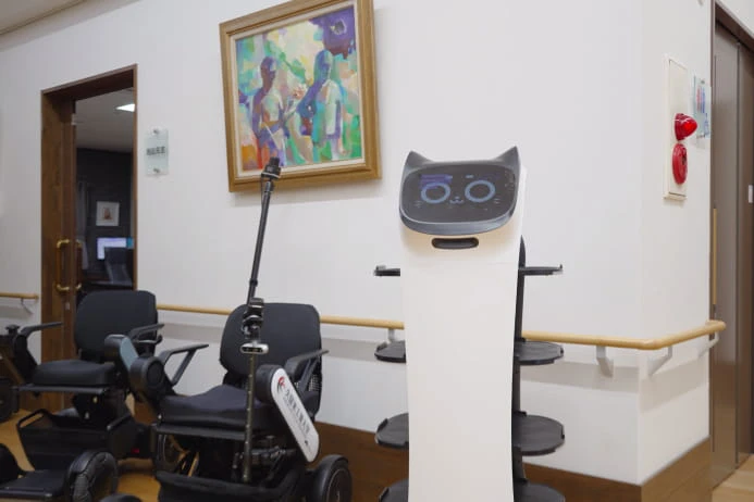 Smile Park: BellaBot в доме престарелых